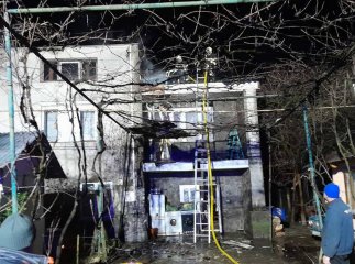 Пожежники гасили вогонь, який охопив покрівлю будинку