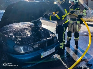 Рятувальники гасили в Мукачеві автомобіль, який загорівся