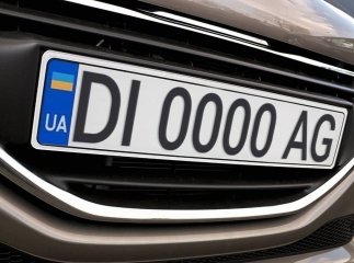 Для українців, які продаватимуть автомобіль, наголосили про одне правило з номерними знаками
