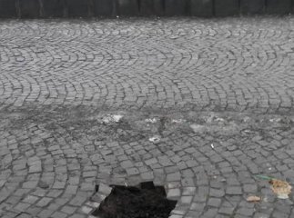 У центрі Ужгорода провалюється тротуар