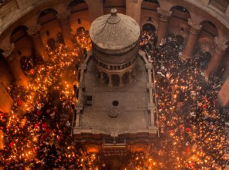 Сходження благодатного вогню 2021: коли він прибуде в Україну