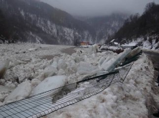 Нищівна негода: величезні брили льоду ламають на своєму шляху огорожі та містки