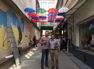 У центрі Ужгорода створюють кольорову алею парасольок