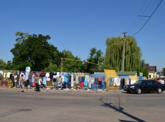 В Ужгороді борються зі стихійною торгівлею на ринку "Свинячка"