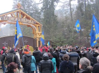 У Жденієві активісти штурмують дачу лідера "Українського вибору" Віктора Медведчука