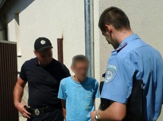 Мукачівські патрульні наздогнали чоловіка і вилучили у нього наркотики