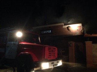 Подробиці нічної пожежі: у закладі знаходились люди
