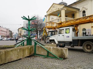 У центрі Мукачева почали встановлювати головну новорічну ялинку міста