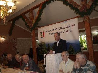 У Берегові говорили про спеціальний економічний статус та виборність очільників області та районів