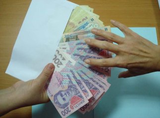 Викладач УжНУ, який отримав хабар, перебуває під домашнім арештом