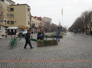 У центрі Мукачева почали встановлювати новорічну ялинку