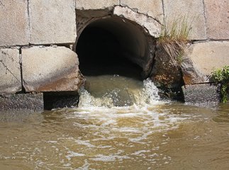 Понад 180 підприємств скидають у водойми краю нечистоти 