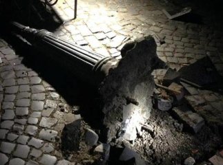 В самому центрі Мукачева, навпроти міської ратуші, п’яний водій зніс вуличний світильник