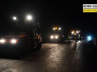 Одну з доріг в Закарпатті ремонтують навіть вночі