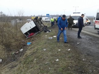 "Підрізала" біла іномарка, – водій, який був за кермом мікроавтобусу, що перекинувся