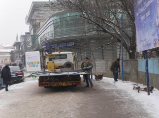 Біля Альпінарію в Ужгороді демонтували конструкцію для білбордів