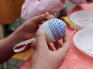 На центральній площі Мукачева дітвора малює писанки