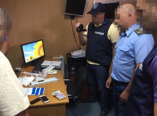 У митника, якого напередодні піймали на хабарі, знайшли паспорт іншої країни
