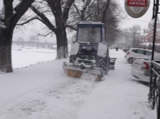 В Ужгороді з ночі комунальники розчищають сніг