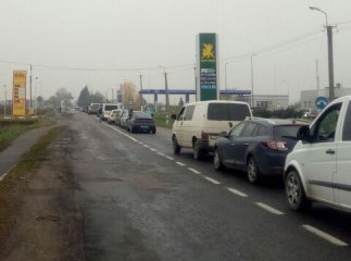 На КПП "Лужанка" велика кілометрова черга: вишикувались автомобілі