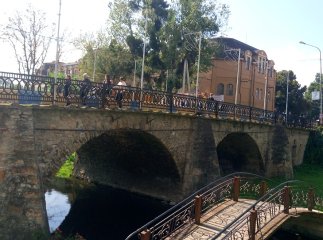 У Берегові обмежили автомобільний проїзд через старовинний міст, щоб врятувати його від руйнування