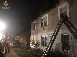 Під час пожежі в Хусті врятували жінку