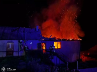 На Мукачівщині посеред ночі горів будинок: частину помешкання вдалось врятувати