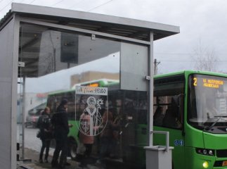 У Мукачеві встановлюють нові зупинки громадського транспорту