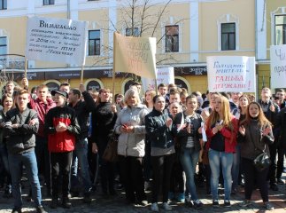 Протести у центрі Мукачева: сутички, заблокована ратуша та крики "Ганьба" в адрес мера