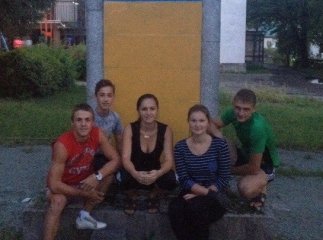 На Тячівщині молодь пофарбувала постамент у патріотичний колір, на якому ще у лютому місяці стояв пам’ятник Леніну На Тячівщині молодь пофарбувала постамент у патріотичний колір, на якому ще у лютому місяці стояв пам’ятник Леніну
