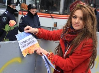 Незвичайна історія кохання: “беркутівець” запропонував євроактивістці вийти за нього заміж (ФОТОФАКТ)