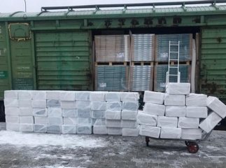 За документами ламінат: на кордоні з Румунією виявили контрабандні 30 тисяч цикарок