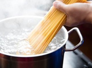 Коли солити макарони