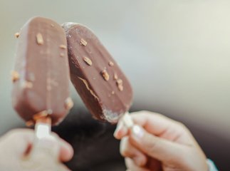 На Закарпатті чоловік роздавав дітям морозиво, а жінка запідозрила його у можливому викраденні дітей