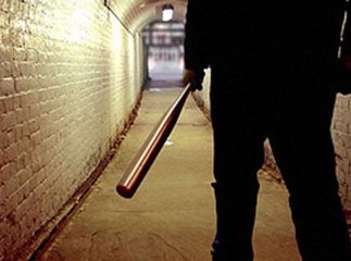 Невідома компанія побила та обікрала киянина в Мукачеві