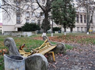Біля приміщення Закарпатської ОДА невідомі вчинили акт вандалізму