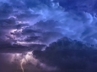 Часом значний дощ та грози: кілька областей накриє негода