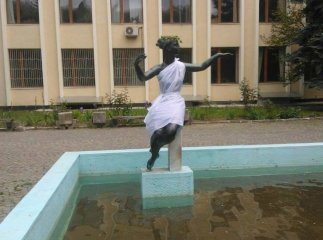 Студенти-історики УжНУ одягли один з пам’ятників обласного центру у святковий одяг (ФОТО)