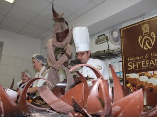 Ужгородський кондитер зробив шоколадну ялинку (ФОТО)