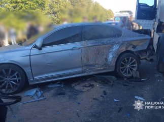 Вантажівка протаранила 4 автівки на блокпосту: поліція показала фото понівечених машин