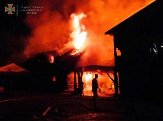 Після удару блискавки спалахнула база відпочинку