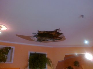 Продавчиня героїчно врятував власний магазин від пожежі