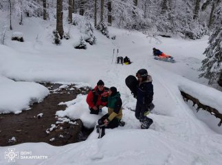 Шукали двох туристів, а знайшли – трьох: у горах Закарпаття забукали кілька людей
