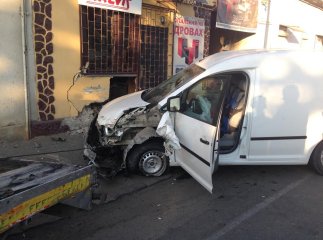 Моторошна ДТП на Ужгородській: водій "Фольксвагена" протаранив інше авто та зніс стіну магазину