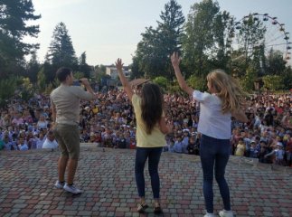 "Поверніть нормальні шкільні лінійки", – соцмережі вибухнули коментарями після проведення свята для першачків у Мукачеві