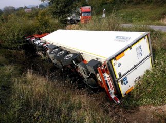 ДТП на Свалявщині: вантажівка злетіла в кювет і перекинулася
