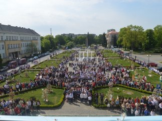Цього тижня площу Народну прикрасять більше півсотні "писанкових" дерев