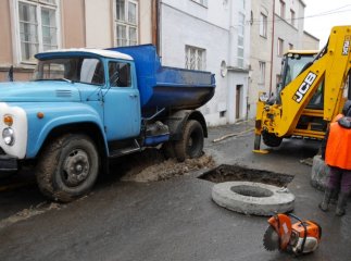 Каналізаційні колодязі в Ужгороді приводять до ладу