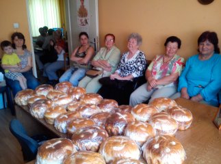 Місцевий осередок ВО "Батьківщина" роздавав безкоштовно паски (ФОТО)