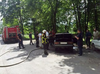 Хустські рятувальники загасили пожежу в автмомобілі